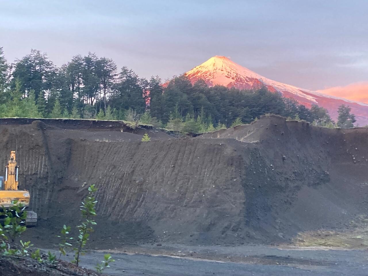 Faena de áridos con vista a volcán en La Araucanía